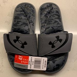Brand New Under Armour Youth Slide size 4Y